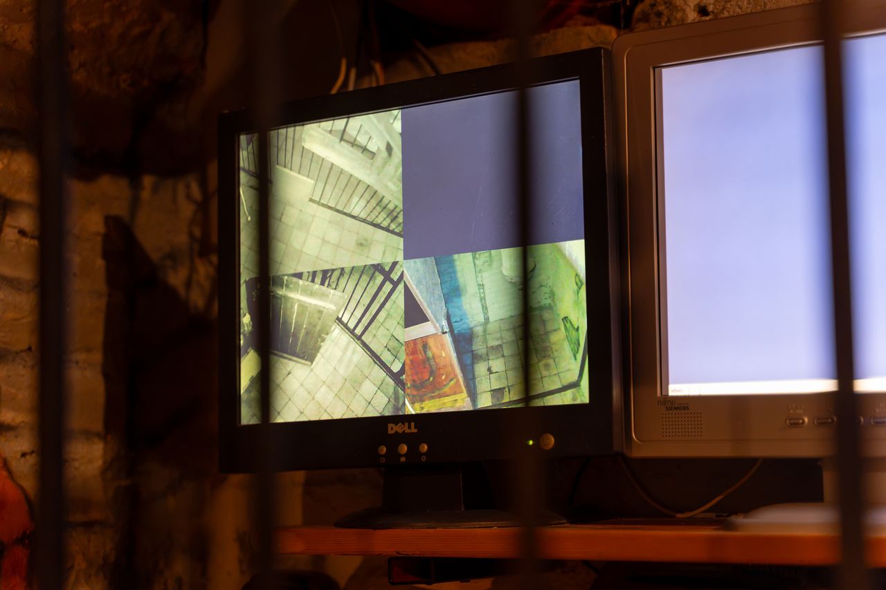 Börtöncsapda szabadulószoba – megfigyelő monitorok